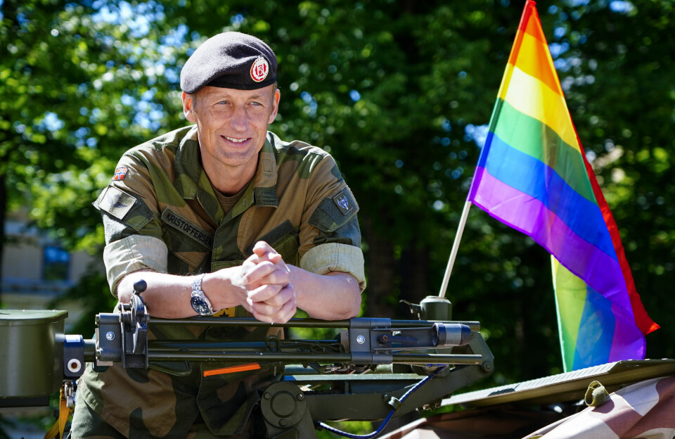 Oslo 20210626. Forsvarssjef general Eirik Kristoffersen deltar i Pride Parade i oslo sentrum lørdag.