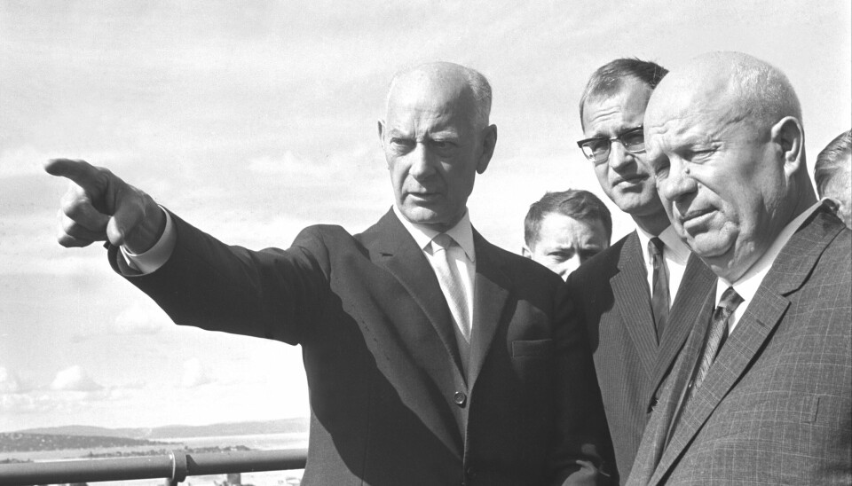 Oslo 19640629. Sovjets leder Nikita Khrusjtsjov på offisielt besøk i Norge. Nikita Khrusjtsjov på offisielt besøk i Norge. Her er Khrusjtsjov på taket av regjeringsbygget sammen med statsminister Einar Gerhardsen for å se på utsikten.