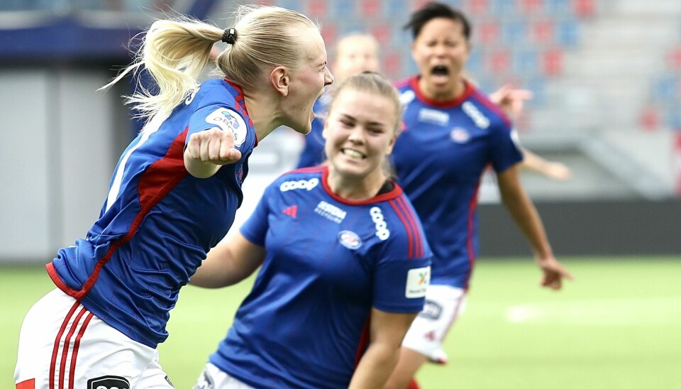 Karina Sævik (t.v), Olaug Tvedten og resten av Vålerenga-spillerne kan fortsatt kalle seg best i byen etter søndagens derbyseier mot Lyn.