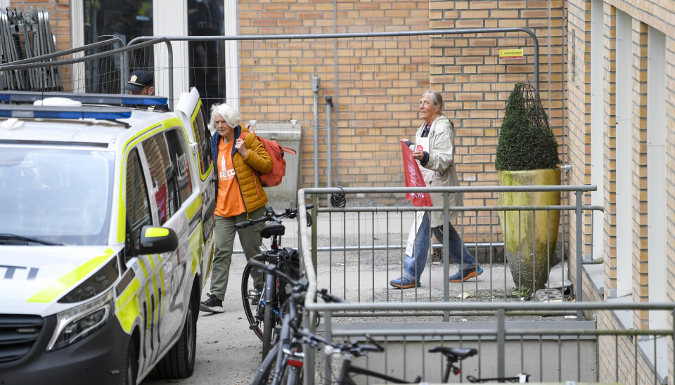 Oslo 20230515. Aksjonister fra Redd Ullevål Sykehus fjernes av politiet etter at de forsøkte å stanse rivearbeidene på fløy E3 på Rikshospitalet mandag morgen. Aksjonen begrunnes med at arbeidet bryter med loven på flere punkter.
