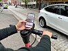 Kartet på mobilen og el-sparkesykkel.