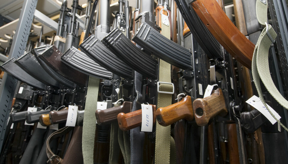 OSLO 20080514: Justisdepartementet og politidirektoratet har for andre gang innført et nasjonalt våpenamnesti som trådte i kraft 1. mai og skal vare i fem måneder. Mange av våpnene slik som disse Kalashnikovene ender her i Kripos sin kriminaltekniske avdeling på Bryn i Oslo.
