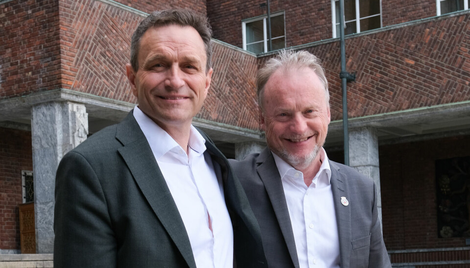 Arild Hermstad og Raymond Johansen utenfor Rådhuset.