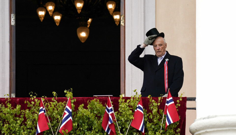 Oslo 20200518. Kong Harald på slottsbalkongen under 17 mai-feiringen på Slottsplassen i Oslo. Nasjonaldagen feires i år på en ny og annerledes måte på grunn av koronoaviruset.