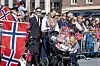 Trondheim 20220517. Barn og voksne som ser på barnetoget under 17. mai feiring i Trondheim.