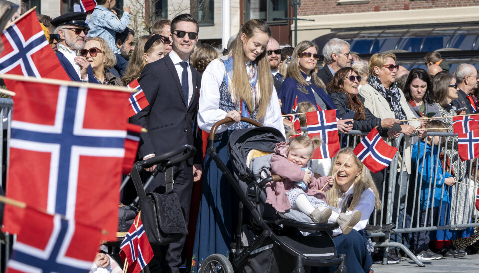 Trondheim 20220517. Barn og voksne som ser på barnetoget under 17. mai feiring i Trondheim.