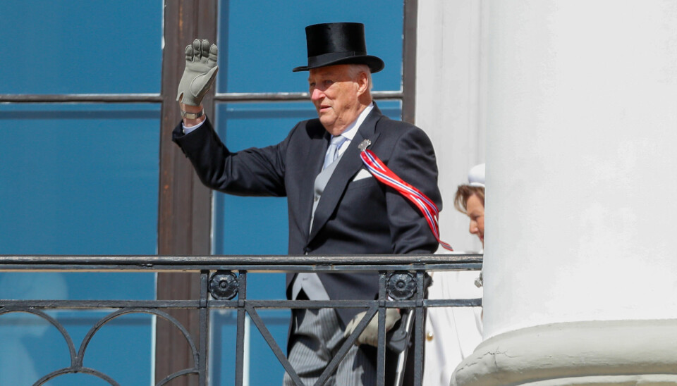 Oslo 20230517. Kong Harald vinker til barnetoget fra slottsbalkongen under 17.mai-feiringen i Oslo.Foto: Frederik Ringnes / NTB
