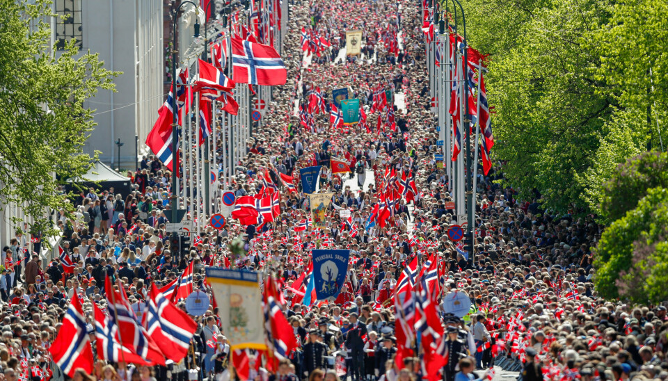 Oslo 20230517. Barnetoget på vei oppover Karl Johans gate under 17.mai-feiringen i Oslo.Foto: Frederik Ringnes / NTB