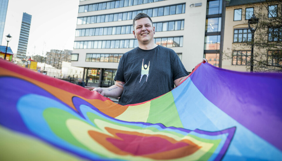 Christian Lomsdalen med Pride-flagg.