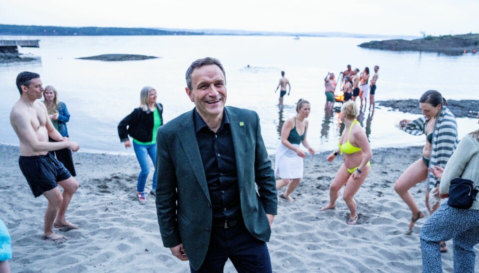 Oslo 20230512. Partileder Arild Hermstad i sjøkanten på kvelden etter første dag av MDGs landsmøte på Quality hotel Fornebu fredag.
