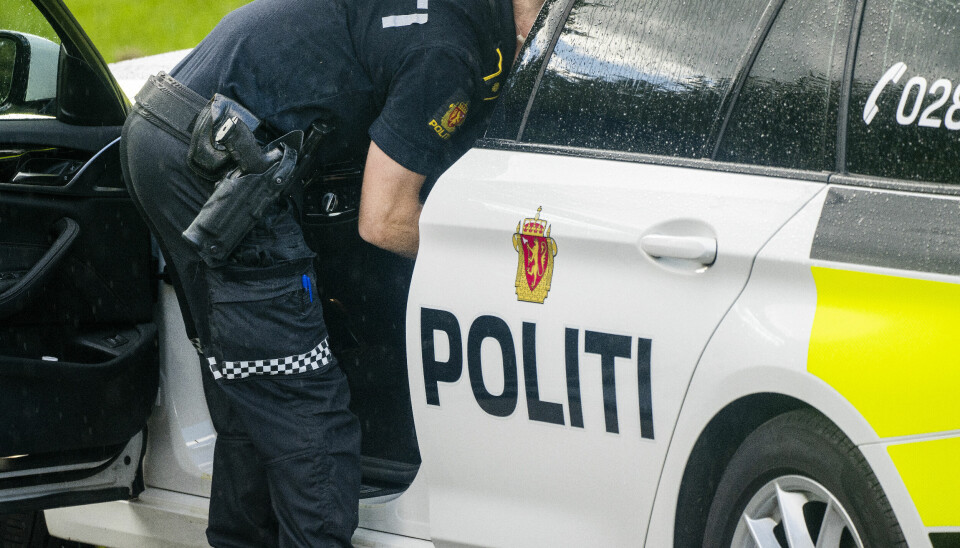 Oslo 20200826. Illustrasjon: Politimann med våpen og politibil.Foto: Gorm Kallestad / NTB