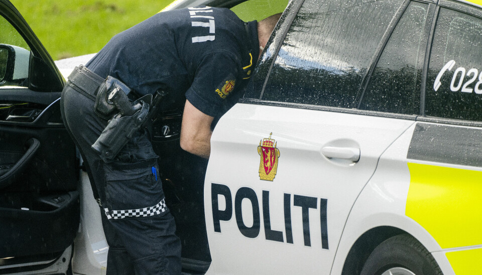 Oslo 20200826. Illustrasjon: Politimann med våpen og politibil.Foto: Gorm Kallestad / NTB