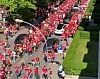 Flere tusen Brann-tilhengere ved St. Hanshaugen under marsjen til cupfinalen på Ullevaal stadion lørdag ettermiddag.