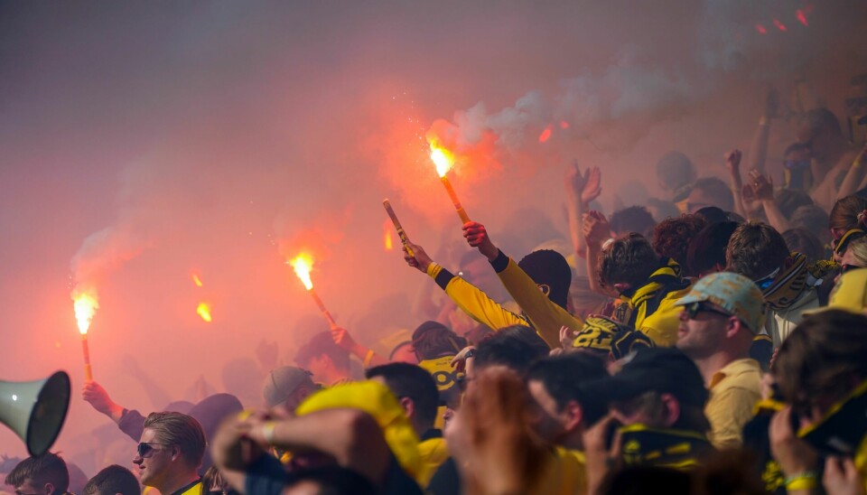 LSK-supportere med bluss på tribunden under cupkampen mellom Lillestrøm og Brann.