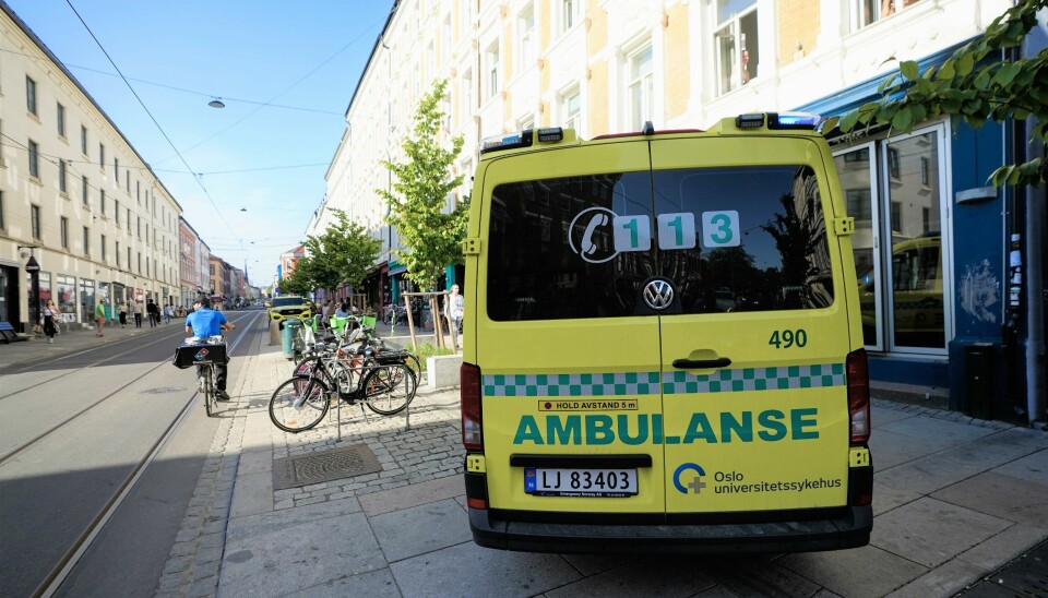 Ambulanse utenfor oppgangen nederst på Grünerløkka der en mann døde etter først å ha blitt funnet med blødende skader.