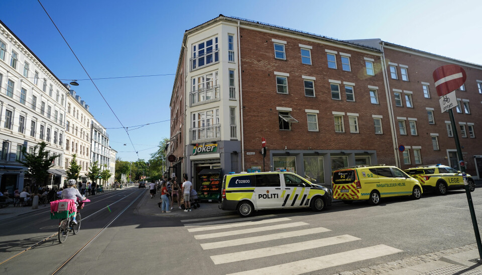 Nødetatene på plass nederst på Grünerløkka, like ved der mannen i 20-årene døde etter først å ha blitt funnet med blødende skader.