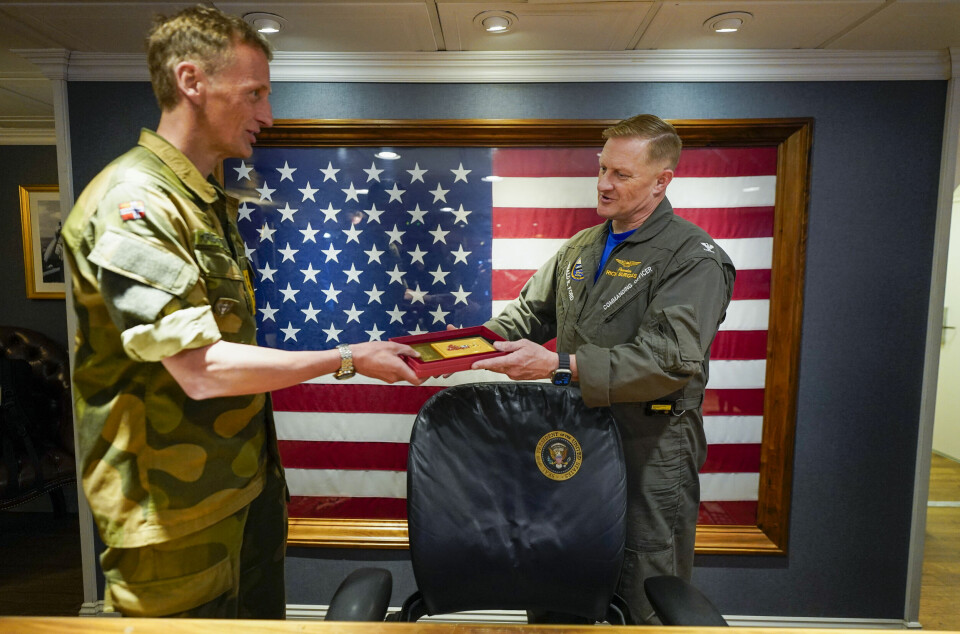 Nordsjøen, Danmark 20230522. Forsvarssjef Eirik Kristoffersen gir en plakett i gave til kaptein Rick Burgess under besøket til det amerikanske hangarskipet USS Gerald R. Ford i Nordsjøen utenfor Danmark mandag.