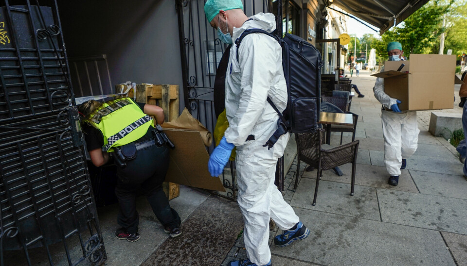 Oslo 20230521. Krimteknikere etter en mann er funnet med blødende skader i en leilighet på Grünerløkka i Oslo. Politiet har kontroll på en kvinne som var i leiligheten.