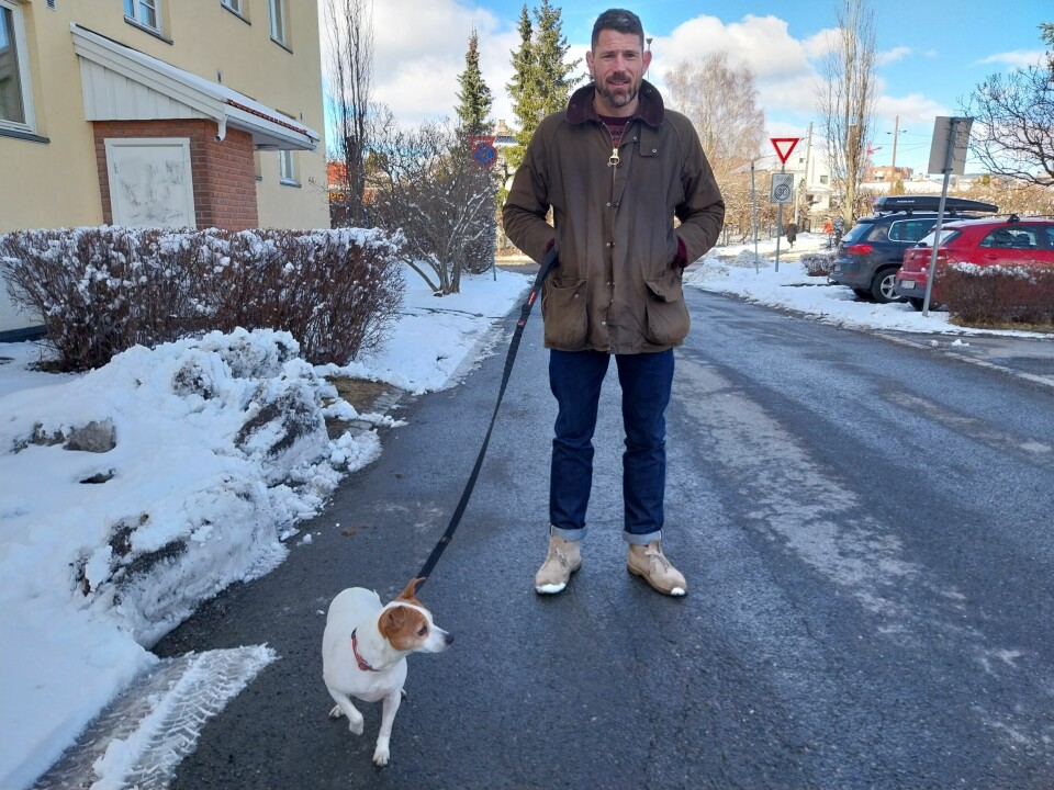 Gatene på Keyserløkka er ikke laget for moderne biltrafikk. Her går utgangene fra leilighetene rett ut i gata. Thomas Jørgensen og hunden Ebba fra Finns vei må se seg godt for når de skal på luftetur.