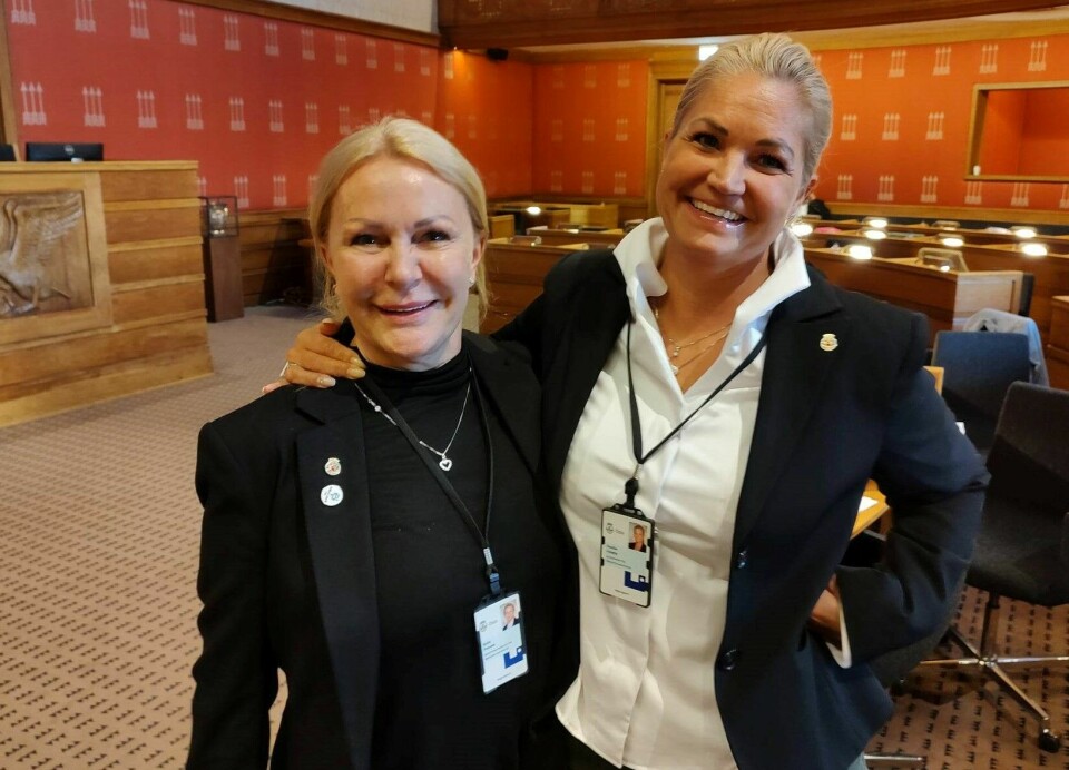 Britt Fossum (til v.) og Cecilie Lyngby i Folkets parti får onsdag bystyrebehandlet mistillitsforslaget de har fremmet mot byrådsleder Raymond Johansen (Ap).