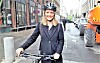 Miljø- og samferdselspolitisk talsperson for Venstre i bystyret, Marit Kristine Vea, med sykkel og sykkelhjelm i St. Olavs gate