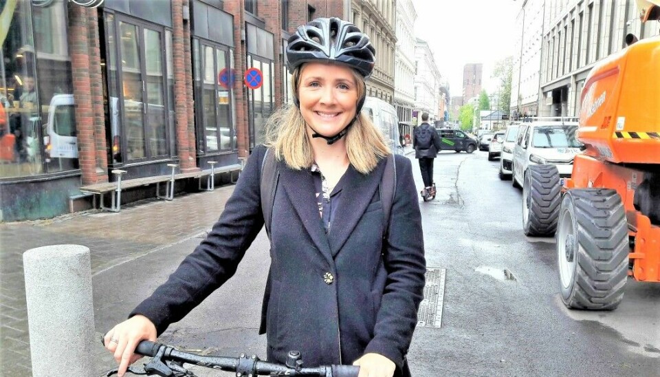 Miljø- og samferdselspolitisk talsperson for Venstre i bystyret, Marit Kristine Vea, med sykkel og sykkelhjelm i St. Olavs gate