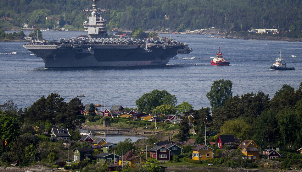 Oslo 20230524. Det amerikanske hangarskipet USS Gerald R. Ford i Oslofjorden, her sett fra Ekebergskrenten onsdag morgen. Skipet er verdens største krigsskip og skal ligge i havn i Oslo i fire dager.