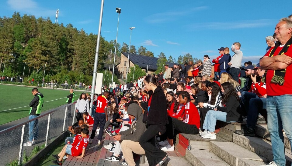 Det var mye folk på tribunen på Lusetjern kunstgress på Holmlia. Idrettslaget har fostret mange toppspillere. Dagens lag var ikke godt nok til å gi 1. divisjonslaget Skeid kamp.