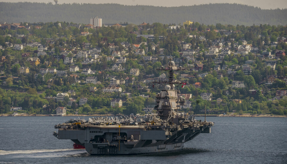 Det amerikanske hangarskipet USS Gerald R. Ford på vei inn Oslofjorden mandag. Skipet er verdens største krigsskip og skal ligge i fjorden i fire dager. Politiet ber de mange skuelystne om respektere den midlertidige skiltingen i området rundt Ormøya og Malmøya.
