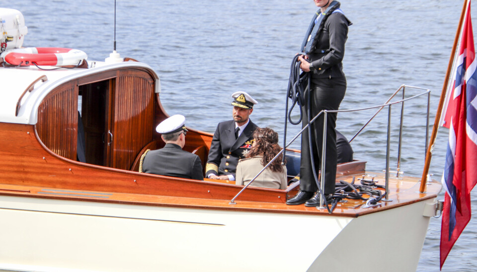 Kronprins Haakon etter besøket på det amerikanske hangarskipet USS Gerald R. Ford som ligger ankret opp i Bunnefjorden.
