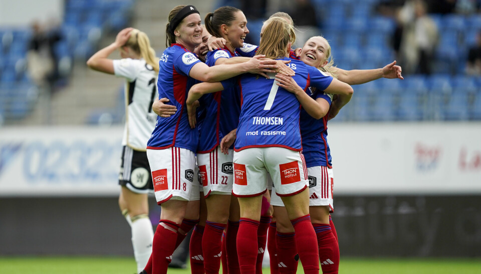 Thea Bjelde jubler sammen med Felicia Rogic og Linn Vickius etter 2-0-målet under toppseriekampen i fotball for kvinner mellom Vålerenga og Rosenborg på Intility Arena lørdag.