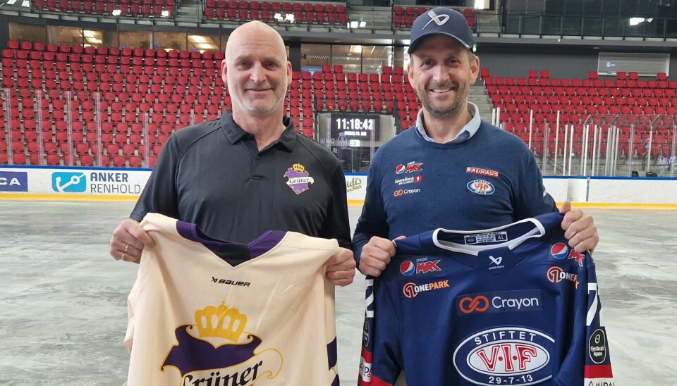 Daglig leder i Grüner ishockey, Trond-Erik Larsen (t.v) og sportssjef i Vålerenga, Anders Myrvold, er svært fornøyd med den nye samarbeidsavtalen de to klubbene signerte fredag.