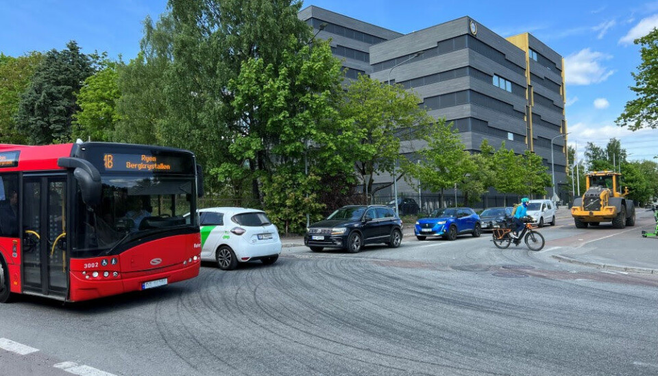 Det innføres nå venstresvingforbud fra Østensjøveien inn i Nils Hansens vei, samt fra Nils Hansens vei og inn i Østensjøveien. Dette skal sikre at bussen kommer lettere fram.