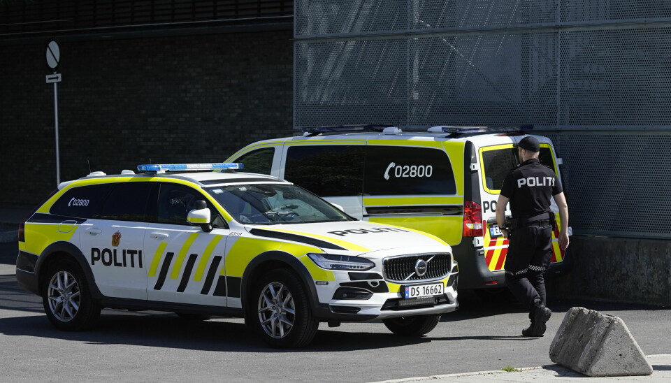 Ingen personer er foreløpig pågrepet etter at to personer skal ha blitt angrepet med kniv på Hellerud videregående skole i Oslo.