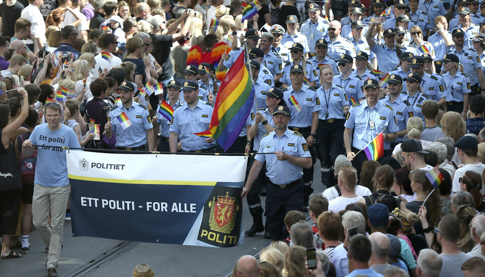 Oslo 20160625.Oslo Pride Parade finner sted i forbindelse med Oslo Pride-festival. Sigve Bolstad (t.v med lå t-trøye) er forbundsleder i Politiets Fellesforbund, og gikk i paraden.
