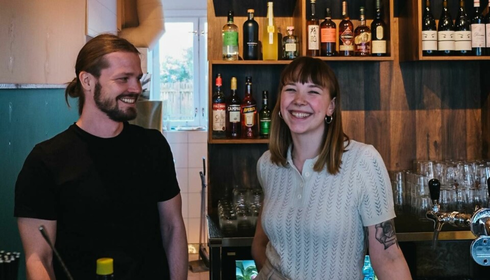 To fornøyde bartendere: Chris Andre og Amalie på plass i den nyåpnede restauranten på Torshov.