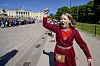 Oslo 20230602. Maajja krihke Bransfjell under støttemarkeringen. Aksjonister med samiske flagg på Slottsplassen for å markere at det er 599 dager siden Fosendommen. Aksjonistene planlegger å stå langs Slottsplassen mens regjeringsbilene kjører forbi på vei til statsråd på slottet fredag formiddag.