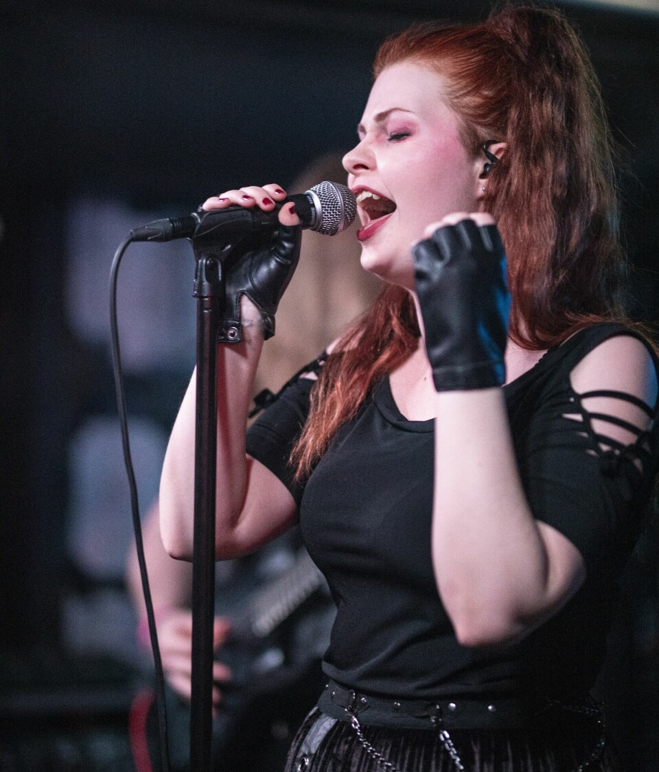 Vokalist Anne-Line får kjørt stemmen sin gjennom konserten.