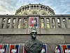 Oslo 20230603. Fosen-aksjonistene har startet forberedelsene til lørdagens varslede demonstrasjon foran Stortinget. Bysten av tidligere statsminister Christian Michelsen og de kjente løveskulpturene på Løvebakken har blitt utstyrt med reinsdyrgevir. Det «endret» også navnet på Karl Johans gate til den samiske aktivisten Elsa Laula Renberg over gateskiltet. Hun regnes som en viktig foregangsperson i kampen for samenes rettigheter.Foto: Stian Drake / NTB