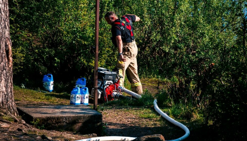 Ved hjelp av pumper og slanger fikk brannfolkene raskt vann fra både Nøklevann og Ulsrudvann til slukningsarbeidet.