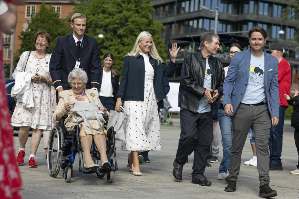 Prinsesse Astrid blir trillet inn på Dissimilis-festivalen. Med kronprinsesse Mette-Marit, Børge Zahl og Benjamin Zahl Bergem, som er generalsekretær i Dissimilis Norge.