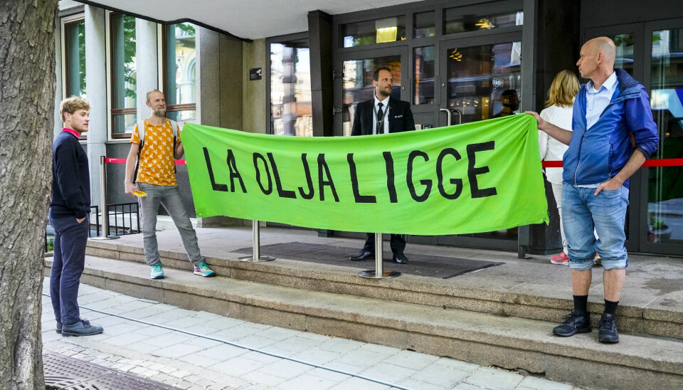 Oslo 20230605. Aktivister fra organisasjonen Extinction Rebellion sperrer mandag morgen alle innganger til Stortinget