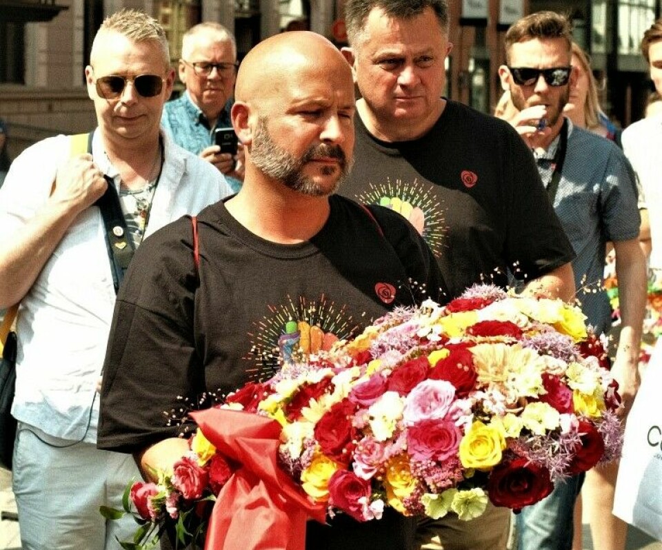 Jon Reidar Øyan (Ap) legger ned blomster der to mennesker ble drept og over 20 personer ble skadd natt til 25. jin i fjor.