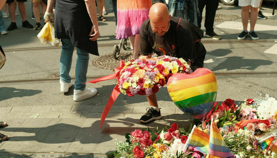 Jon Reidar Øyan legger ned blomster der to mennesker ble drept og over 20 personer ble skadd i terrorskytingen natt til 25. juni 2022.