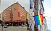 Thon Hotel Munch ved St. Olavs plass og regnbueflagg.
