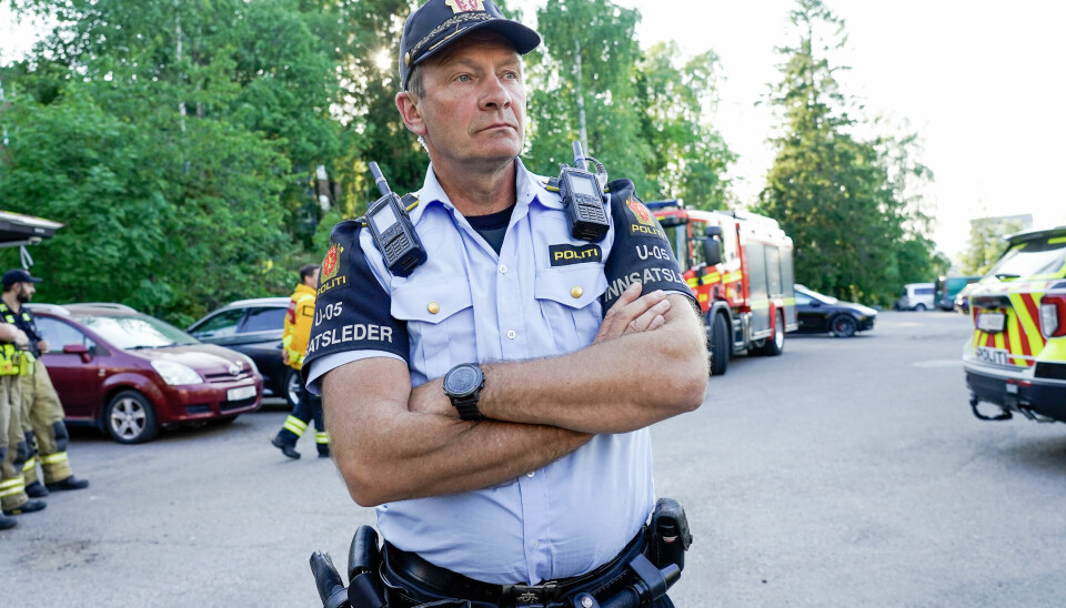 Innsatsleder Tore Barstad på stedet der en person som følte seg uvel etter å ha fått noe flytende på armen.