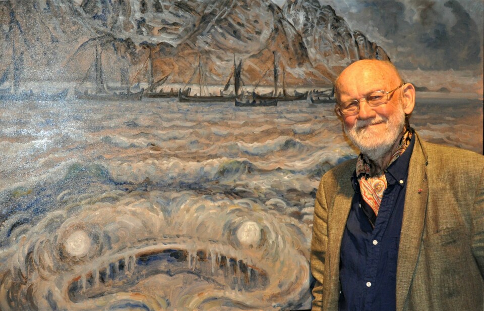En 'ny' Karl Erik Harr (83) stiller ut  bilder av havets sagn, monstre og uhyrer ved Norsk Maritim Museum på Bygdøy. Her med 'Kraken', som gir fiskelykke.
