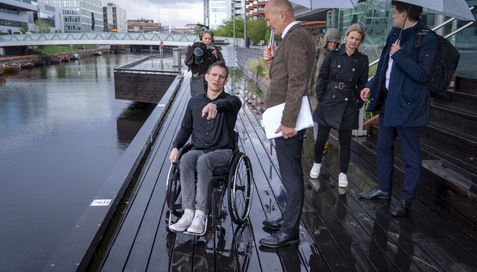 Oslo 20230523. Kampsportutøveren Geir Kåre Nyland og advokat Christian Lundin på befaring sammen med Oslo tingrett på Sørenga i forbindelse med søksmål etter stupe-ulykken til Nyland i 2021.