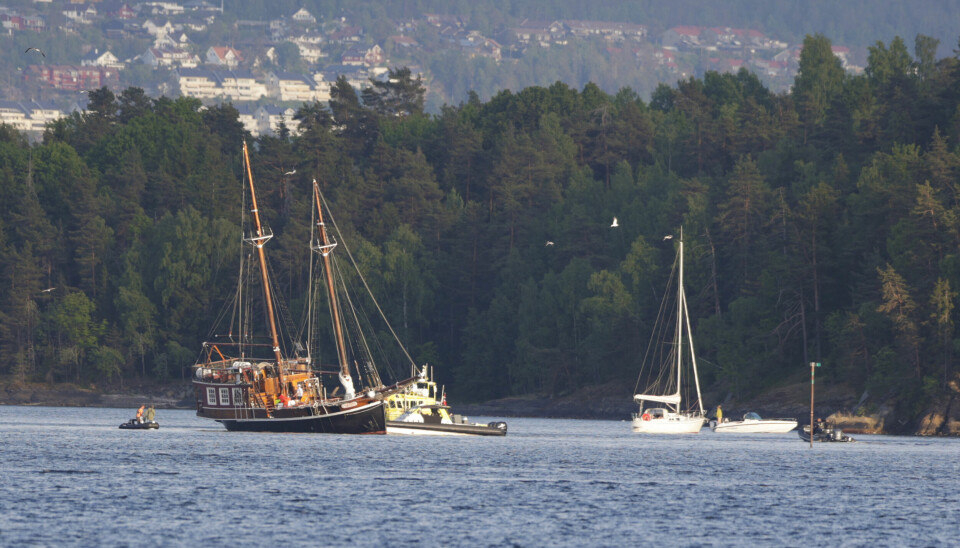 Høvik 20230612. En passasjerbåt med 54 personer om bord har gått på grunn ved Kjeholmen i Oslo. Politibåt, brannbåt, og redningsskøyte er på plass for å bistå Hovedredningssentralen med å evakuere de 50 passasjerene om bord.Foto: Alf Simensen / NTB