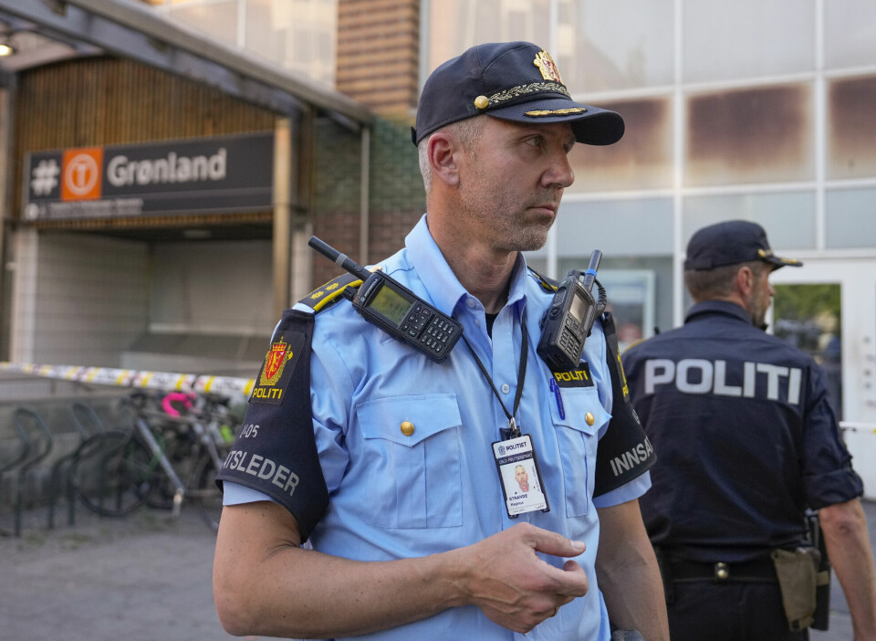 Oslo 20230613. Politiets innsatsleder Magnus Strande prater med pressen. Politiet har flere ressurser i området ved Grønland T-banestasjon etter melding om at det skal være avfyrt skudd. Det skal ha vært en konflikt mellom to parter på stedet.Foto: Beate Oma Dahle / NTB